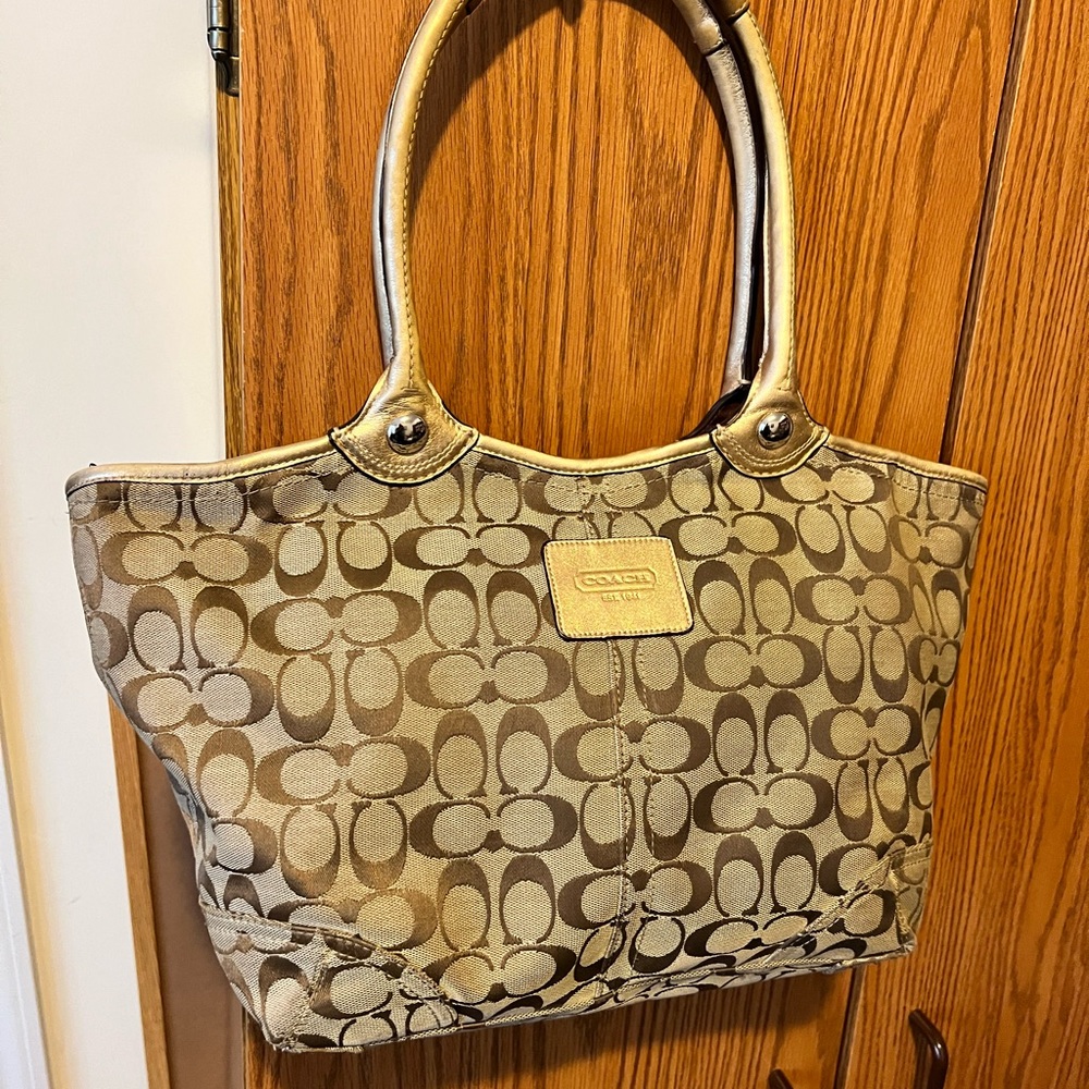 Coach soho zip medium. Authentic! Great condition!!